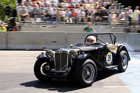 Der bliver givet gas i Fælledparken, når Copenhagen Historic Grand Prix finder sted d. 1.-2. august. Billedet er fra i fjor og forestiller en MG TA fra 1939 sidelæns gennem en af kurverne på den 2 kilometer lange racerbane. Føreren er dog ikke på deltagerlisten denne gang – det er nemlig ingen ringere end Jakob Vigelsø, som i år står i spidsen for arrangørgruppen bag ”CHGP”.